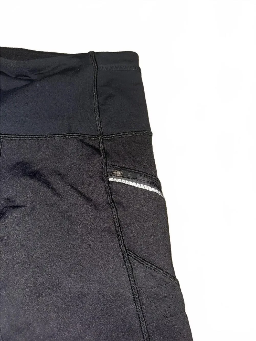 Women’s Lululemon black utility leggings with pockets size 6